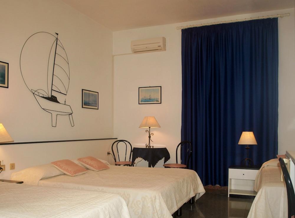 Hotel La Conchiglia Ла-Маддалена Екстер'єр фото